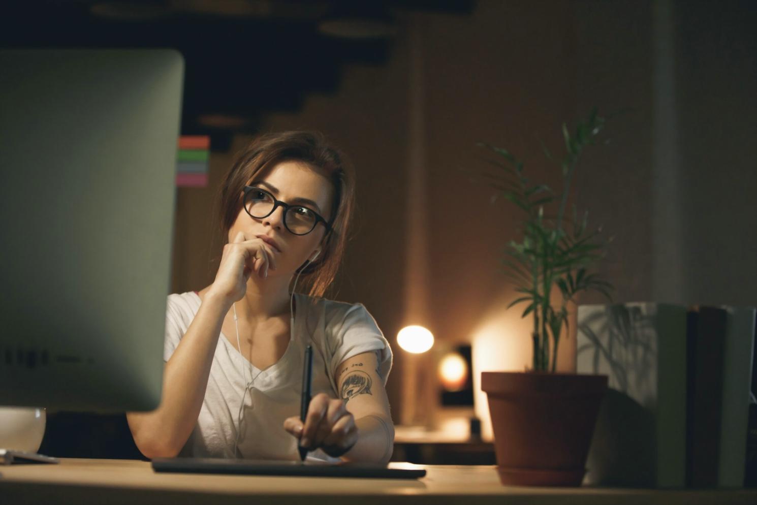 Sessione di masterclass SEO con materiali didattici sul tavolo